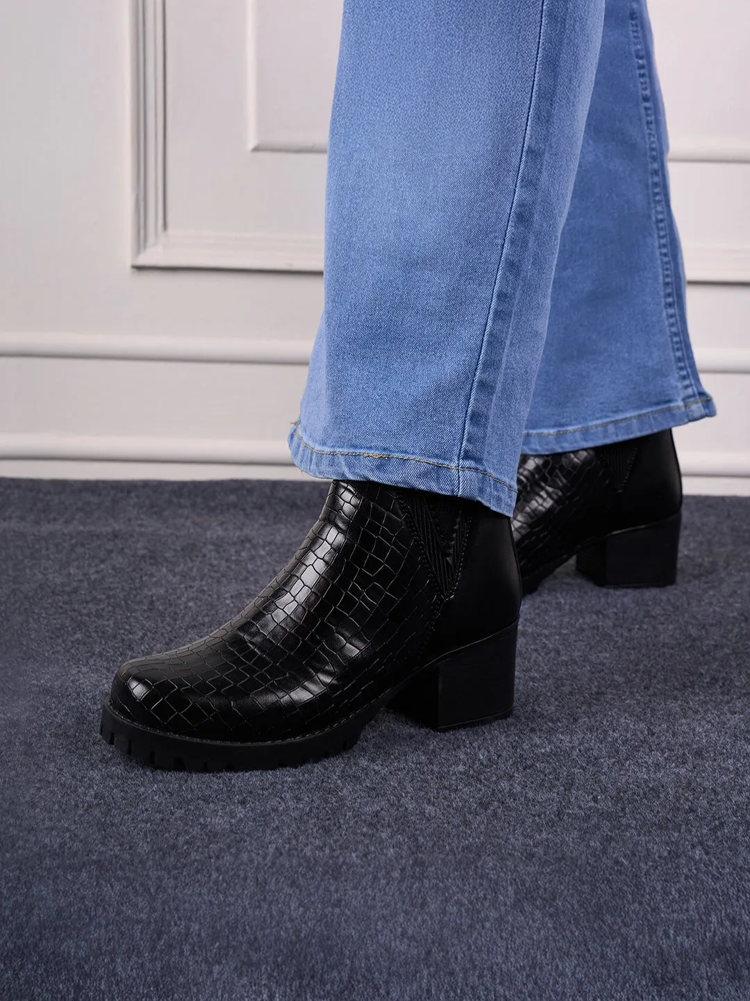 Women's Black Casual Boots (IU5004)